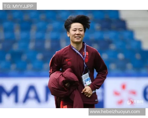 足球明星与中国女生亲密合影展现青春活力与梦想交汇的美好瞬间